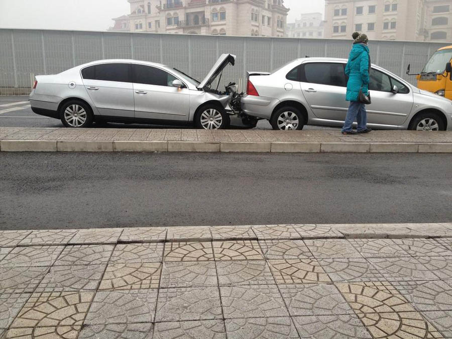 Сильный смог и моросящий дождь в Пекине стали причинами столкновений более 100 автомашин  (3)