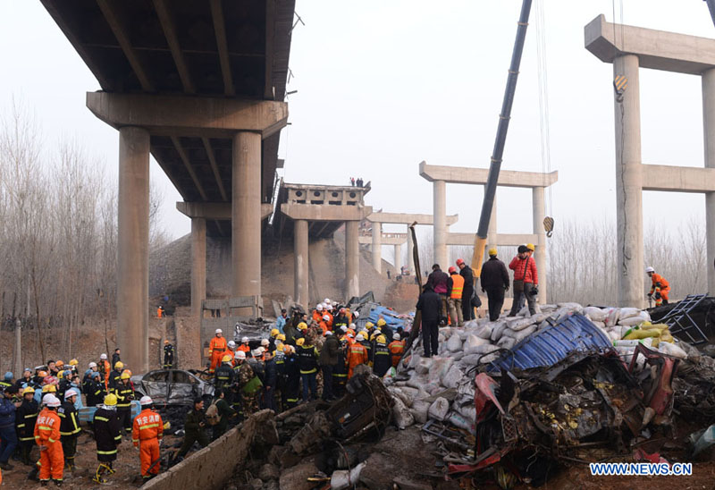 Число погибших при взрыве грузовика с пиротехникой и обрушении моста на скоростной автотрассе Ляньюньган-Хоргос возросло до 8 человек (5)