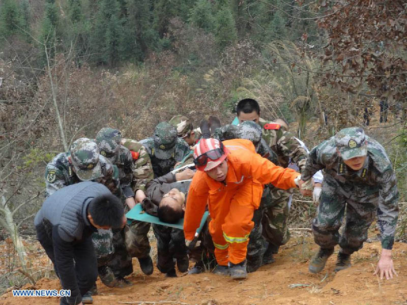 12 человек погибли при падении автобуса в уезде Цунцзян провинции Гуйчжоу (4)