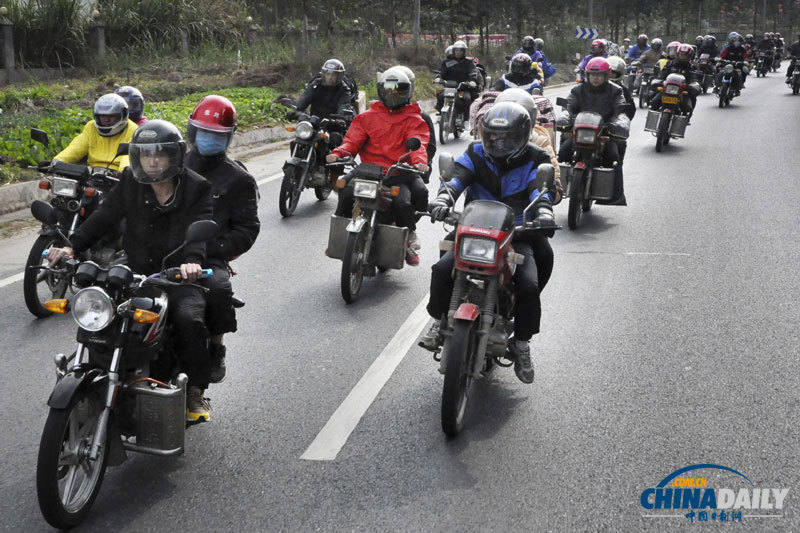Китайцы возвращаются домой на мотоциклах (4)