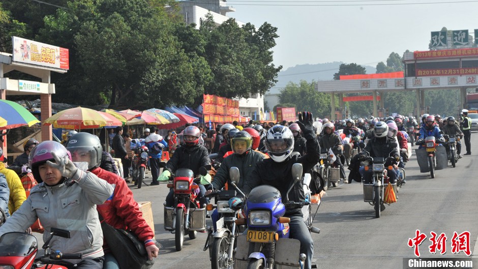 Китайцы возвращаются домой на мотоциклах (6)