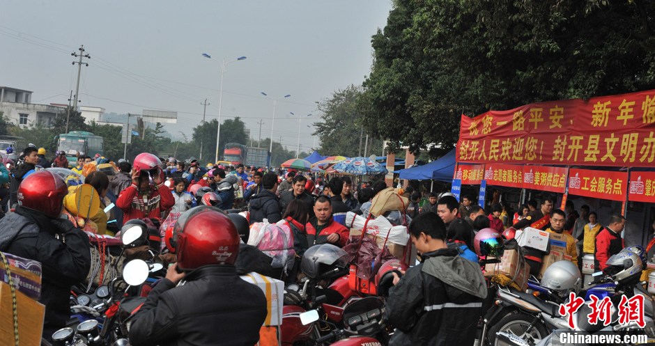 Китайцы возвращаются домой на мотоциклах (13)