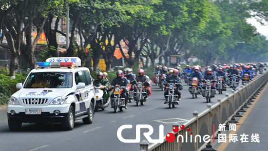 Китайцы возвращаются домой на мотоциклах (2)
