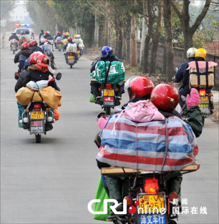 Китайцы возвращаются домой на мотоциклах (7)