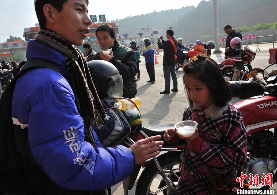 Китайцы возвращаются домой на мотоциклах (10)
