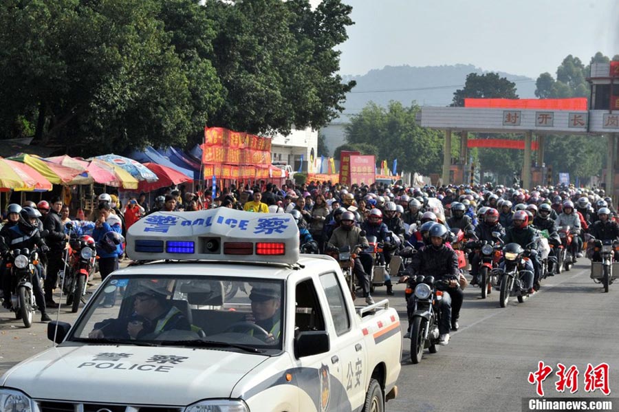 Китайцы возвращаются домой на мотоциклах (3)