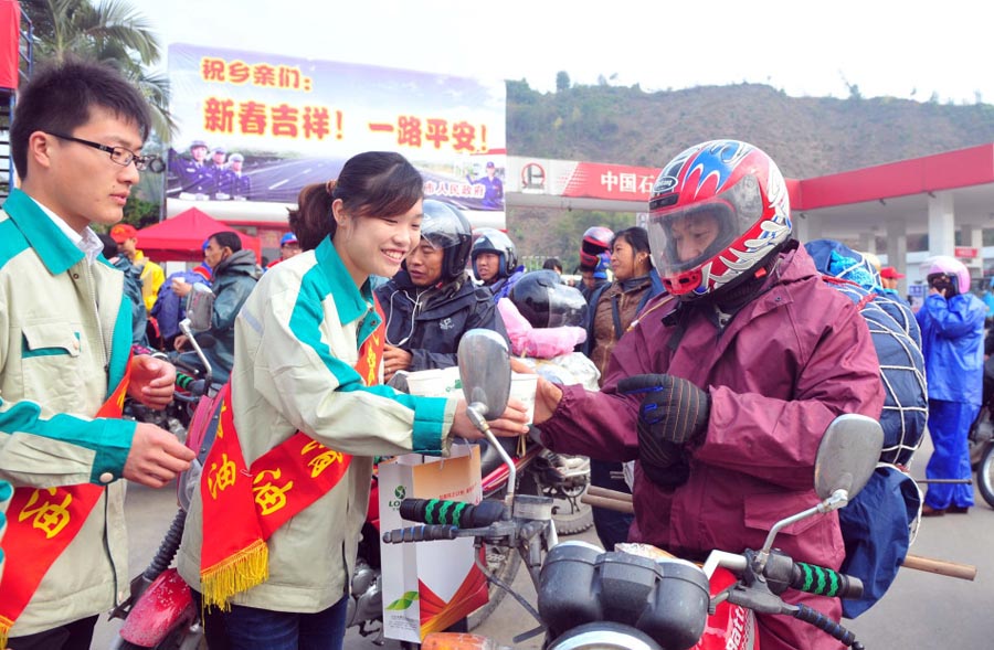 Китайцы возвращаются домой на мотоциклах (9)