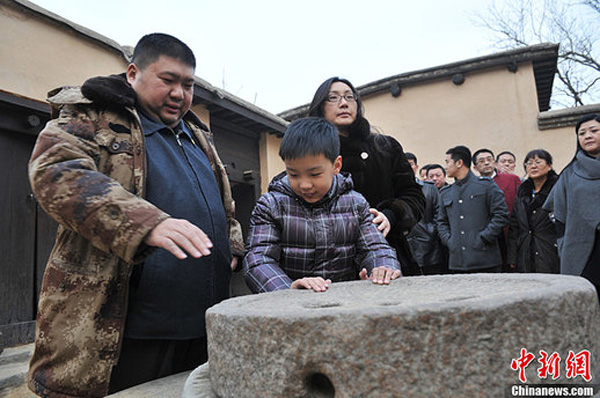 Внук Мао Цзедуна Мао Синьюй с женой и сыном появились в "красной столице" Сибайпо
