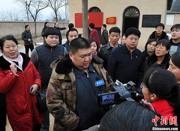 Внук Мао Цзедуна Мао Синьюй с женой и сыном появились в "красной столице" Сибайпо (5)
