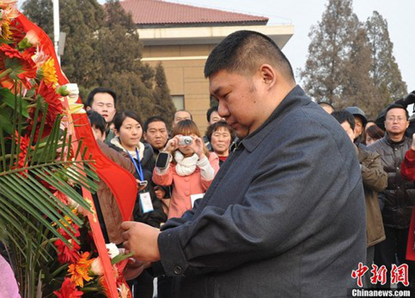Внук Мао Цзедуна Мао Синьюй с женой и сыном появились в "красной столице" Сибайпо (2)