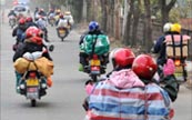 Китайцы возвращаются домой на мотоциклах