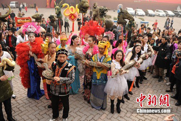 В преддверии года Змеи, жители города Чунцина гладят питонов "на счастье" (4)