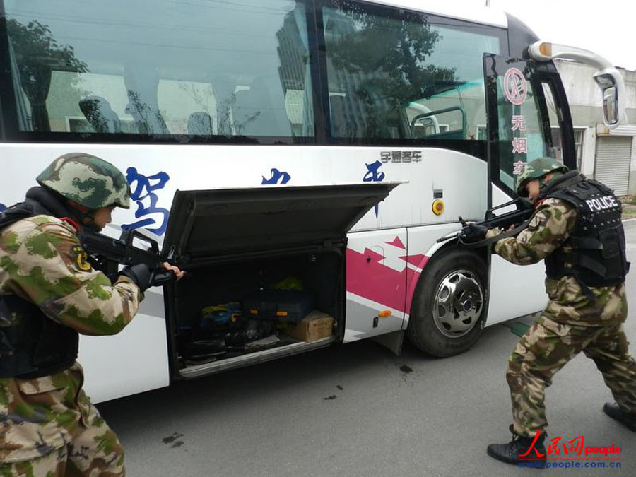 Военная полиция провинции Аньхуэй провела противоугонные учения для общественного транспорта (8)