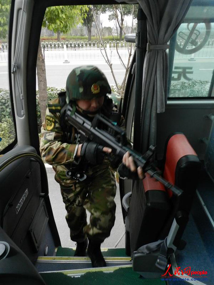 Военная полиция провинции Аньхуэй провела противоугонные учения для общественного транспорта (10)