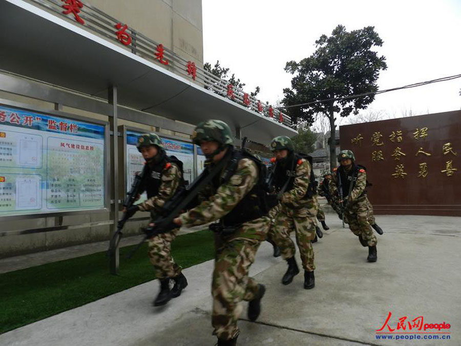 Военная полиция провинции Аньхуэй провела противоугонные учения для общественного транспорта (12)