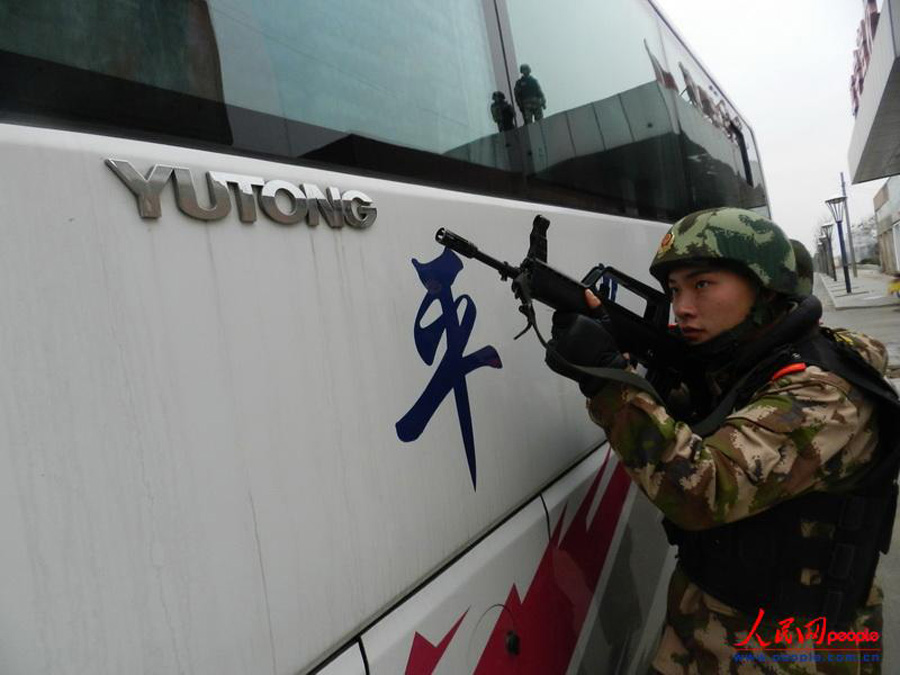Военная полиция провинции Аньхуэй провела противоугонные учения для общественного транспорта (4)