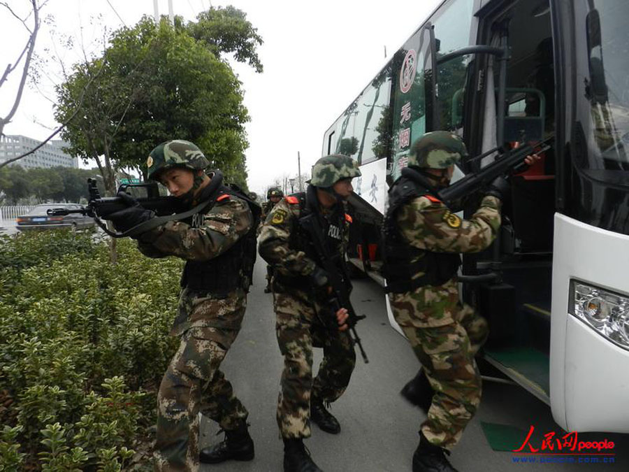 Военная полиция провинции Аньхуэй провела противоугонные учения для общественного транспорта (14)