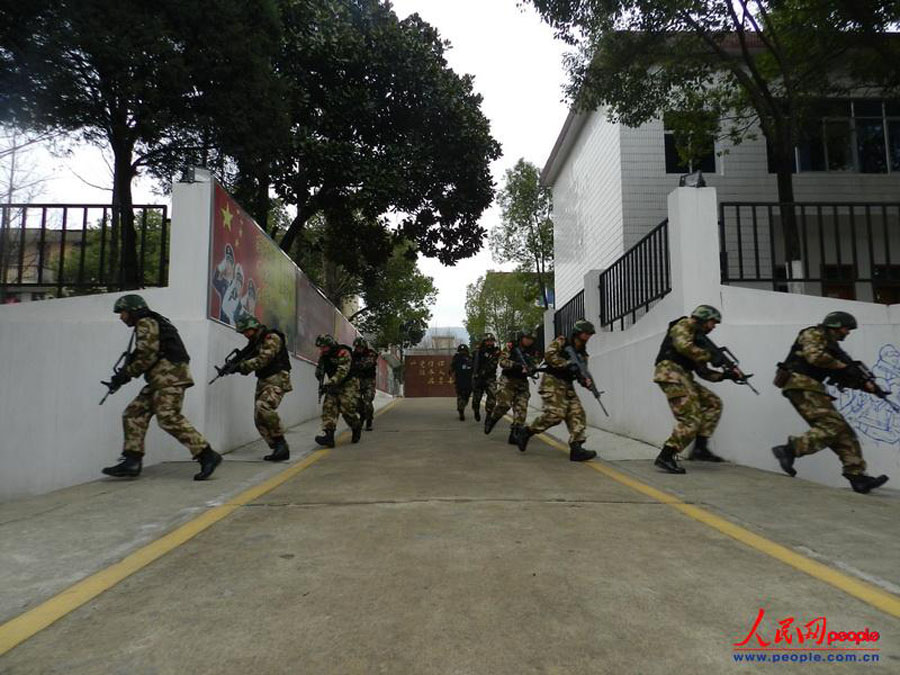 Военная полиция провинции Аньхуэй провела противоугонные учения для общественного транспорта (9)