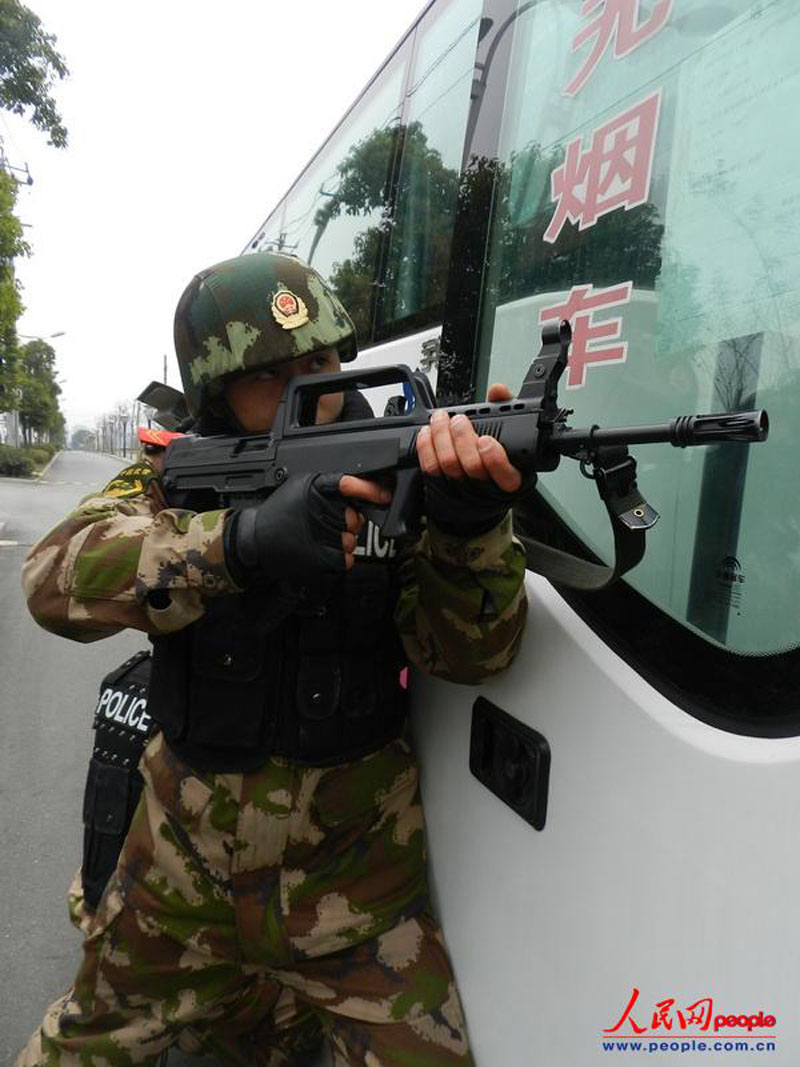 Военная полиция провинции Аньхуэй провела противоугонные учения для общественного транспорта (5)