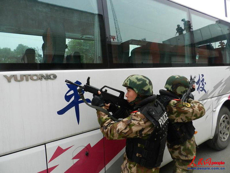 Военная полиция провинции Аньхуэй провела противоугонные учения для общественного транспорта (6)