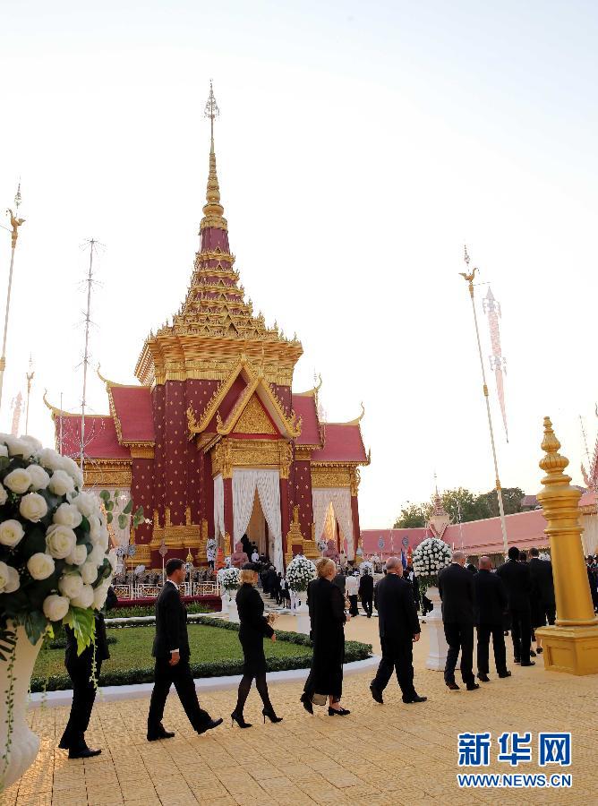 Состоялась церемония кремации останков покойного короля-отца Камбоджи Нородома Сианука (7)