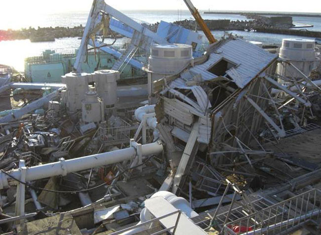 5 и 6 блоки АЭС «Фукусима», находящиеся недалеко от побережья, получили серьезные повреждения в результате цунами.