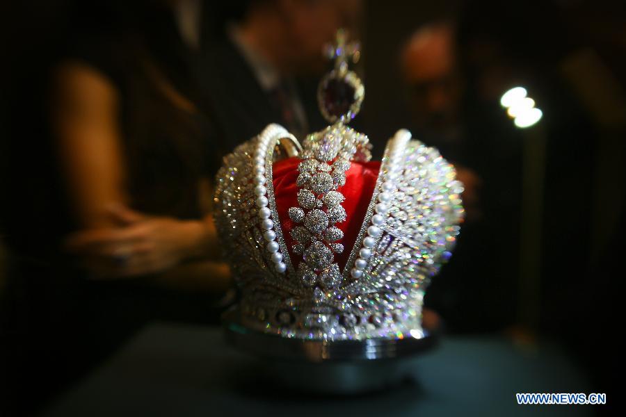 На ювелирном форуме в Санкт-Петербурге впервые показали золотую копию императорской короны