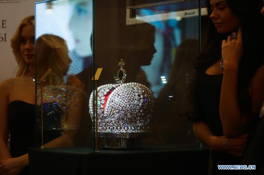 На ювелирном форуме в Санкт-Петербурге впервые показали золотую копию императорской короны (4)