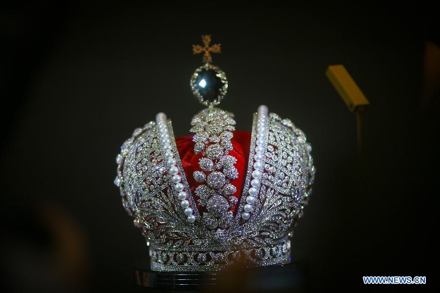 На ювелирном форуме в Санкт-Петербурге впервые показали золотую копию императорской короны (2)