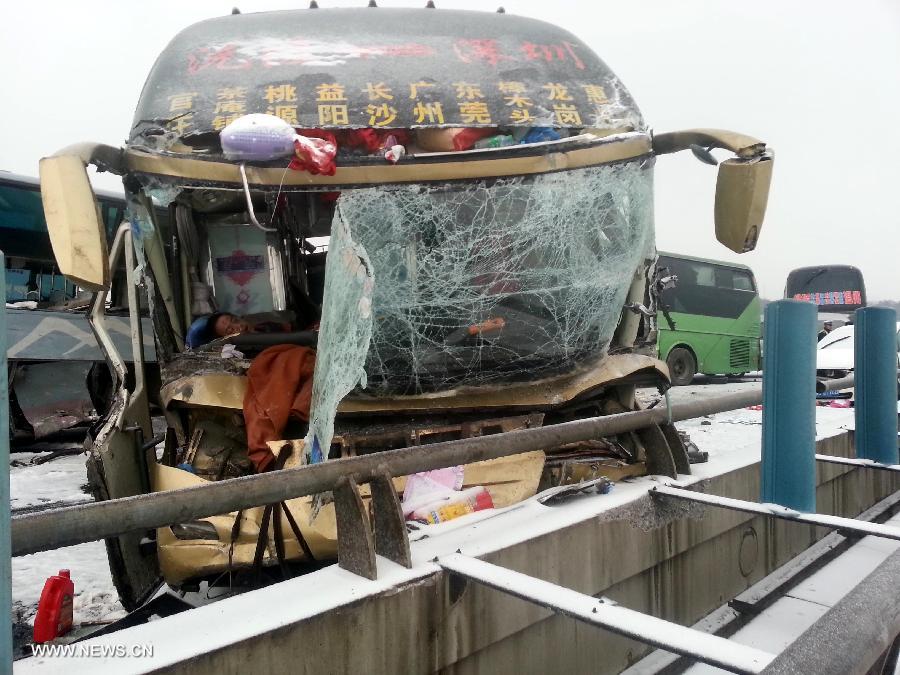 Подтверждена гибель 11 человек в результате столкновения автомашин в Центральном Китае