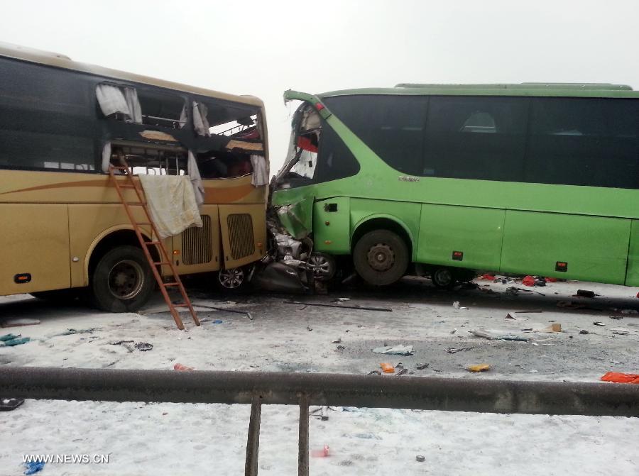 Подтверждена гибель 11 человек в результате столкновения автомашин в Центральном Китае (3)