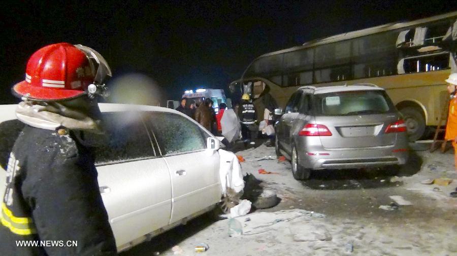 Подтверждена гибель 11 человек в результате столкновения автомашин в Центральном Китае (4)