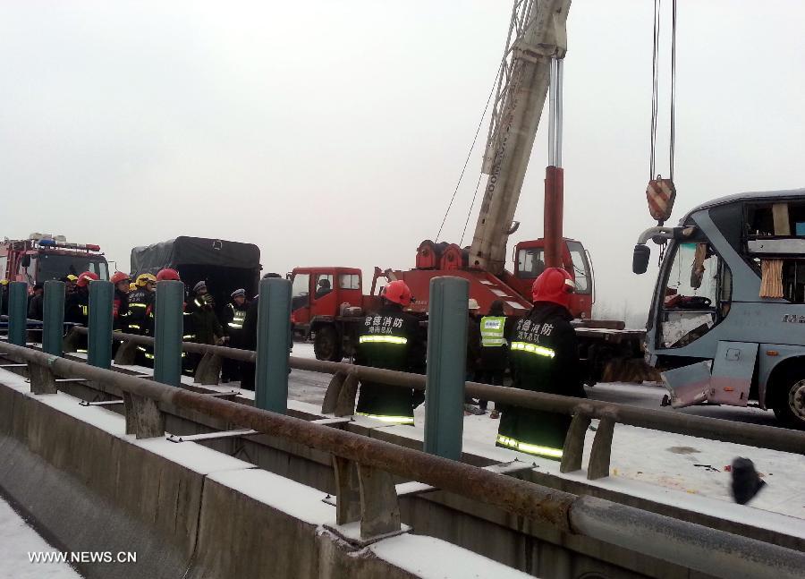 Подтверждена гибель 11 человек в результате столкновения автомашин в Центральном Китае (5)