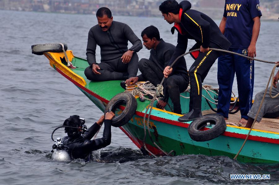 В Бангладеш 12 человек погибли в результате крушения судна (4)