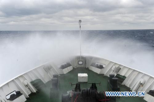Отряд китайских кораблей службы морского надзора столкнулся с мощным ветром в водах вблизи островов Дяоюйдао
