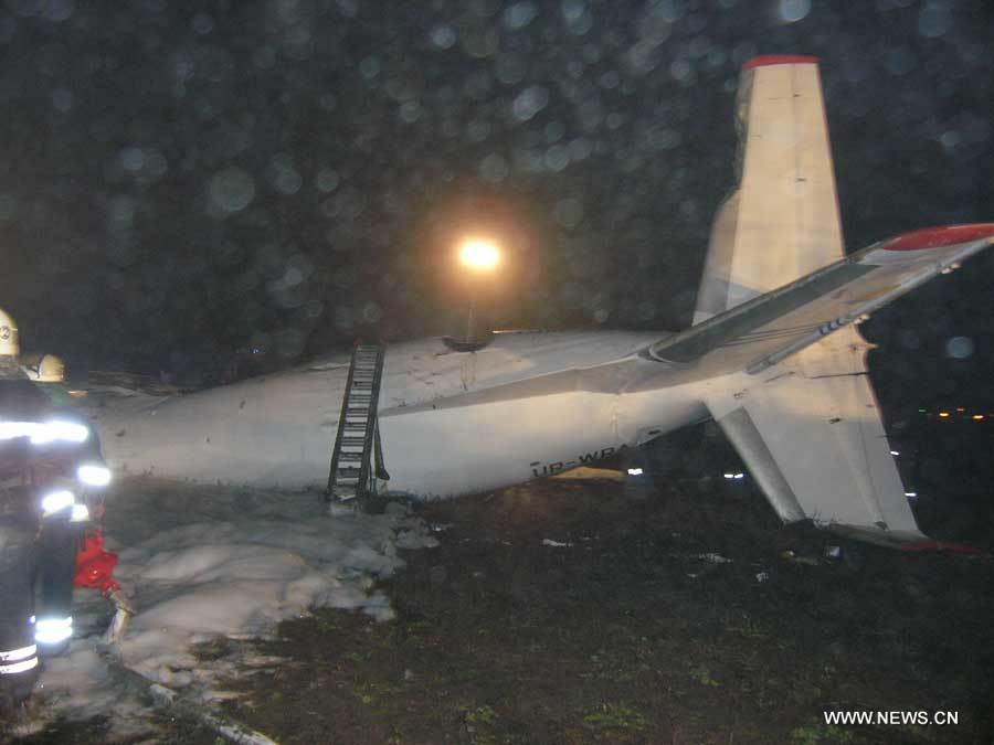 5 человек погибли, 9 госпитализированы в результате крушения самолета в Украине (3)