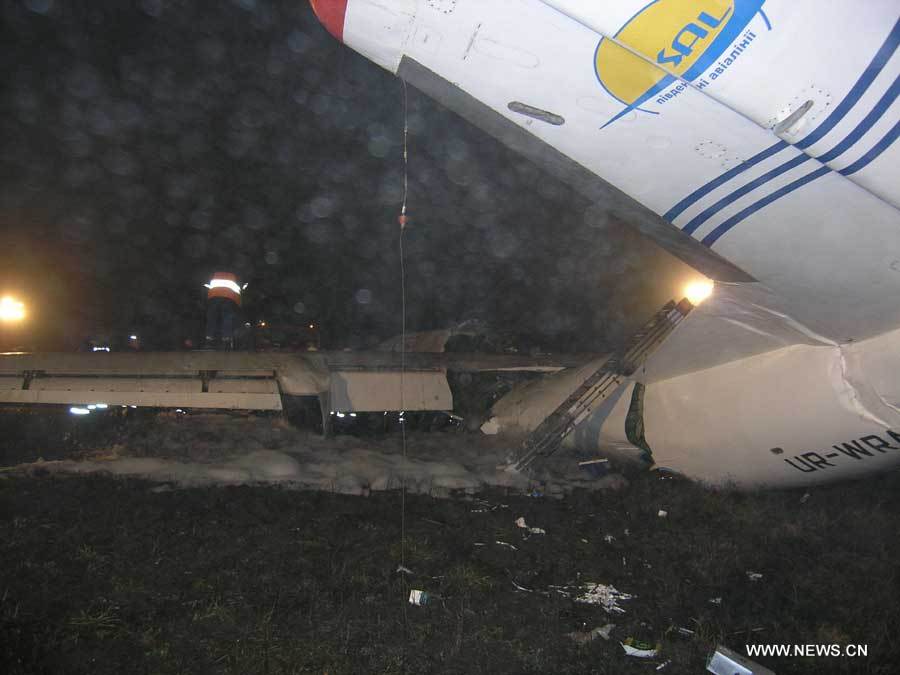 5 человек погибли, 9 госпитализированы в результате крушения самолета в Украине (5)