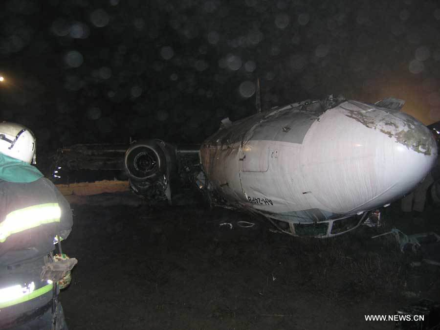 5 человек погибли, 9 госпитализированы в результате крушения самолета в Украине (4)