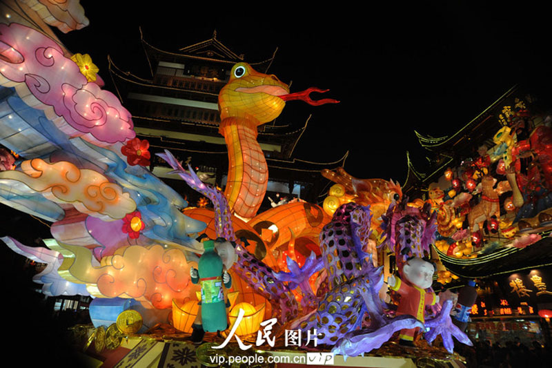 Фестиваль фонарей в год Змеи в шанхайском парке Юйюань (12)