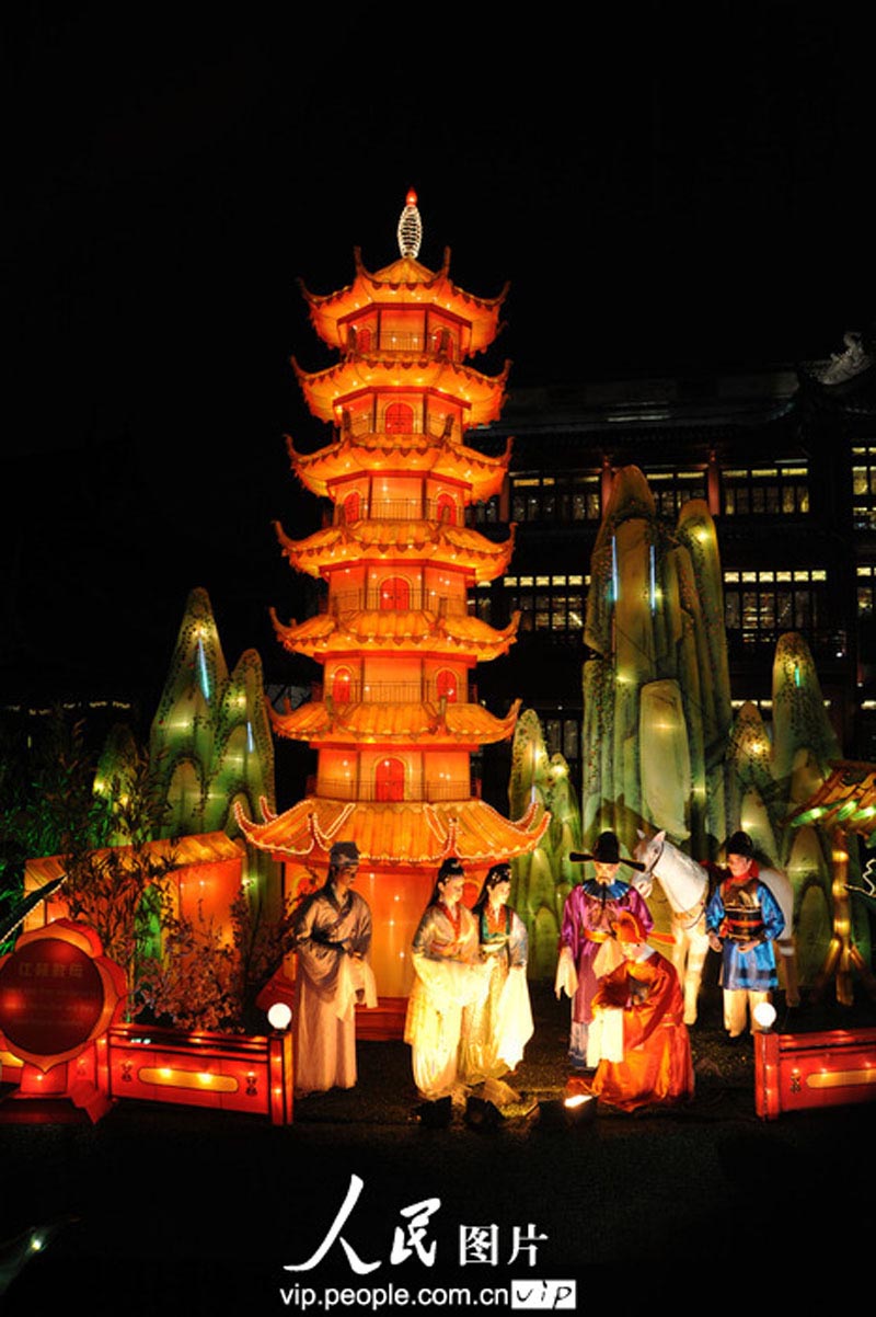 Фестиваль фонарей в год Змеи в шанхайском парке Юйюань (13)