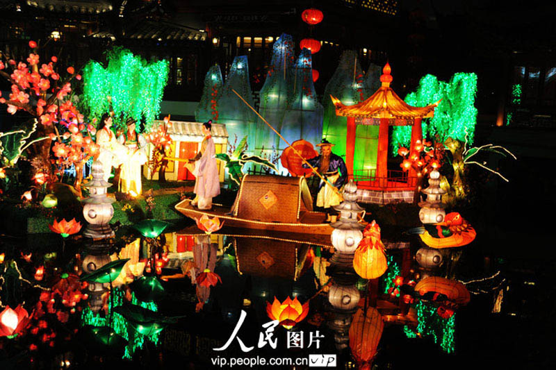 Фестиваль фонарей в год Змеи в шанхайском парке Юйюань (11)