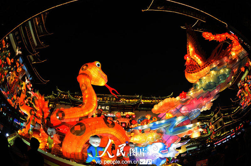 Фестиваль фонарей в год Змеи в шанхайском парке Юйюань (14)