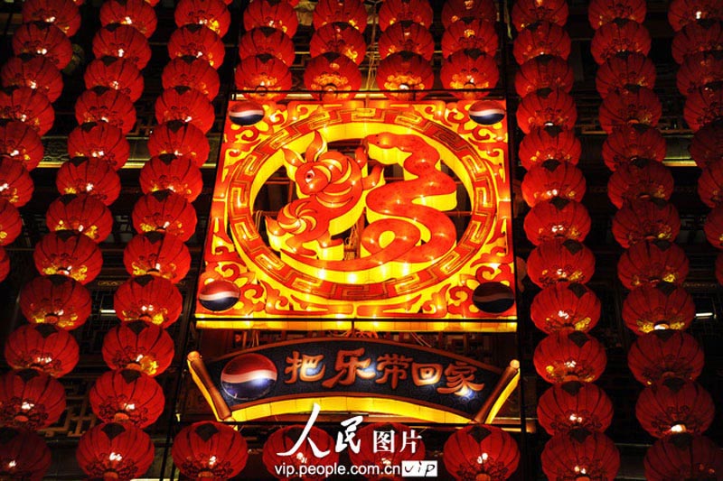 Фестиваль фонарей в год Змеи в шанхайском парке Юйюань (4)