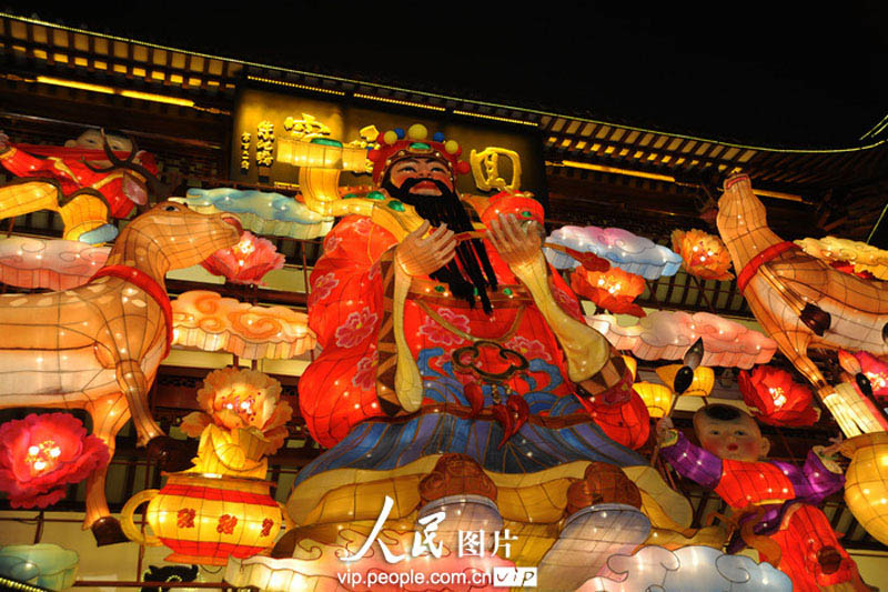 Фестиваль фонарей в год Змеи в шанхайском парке Юйюань (9)