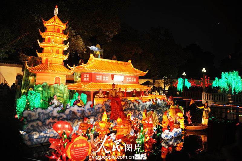 Фестиваль фонарей в год Змеи в шанхайском парке Юйюань (8)