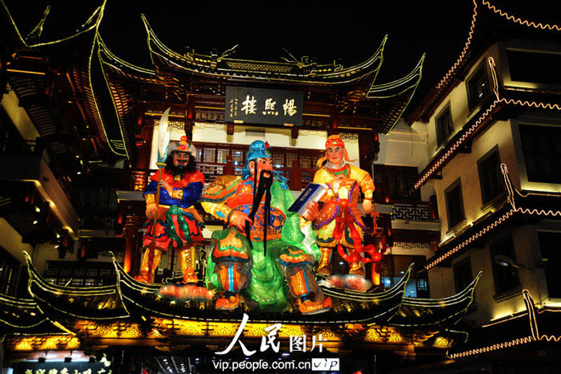 Фестиваль фонарей в год Змеи в шанхайском парке Юйюань (10)