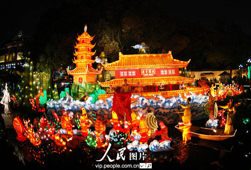 Фестиваль фонарей в год Змеи в шанхайском парке Юйюань