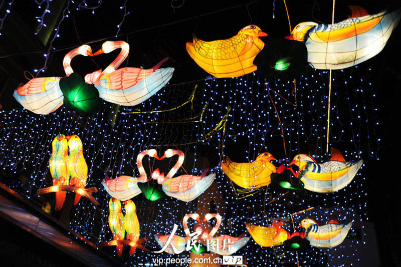 Фестиваль фонарей в год Змеи в шанхайском парке Юйюань (2)