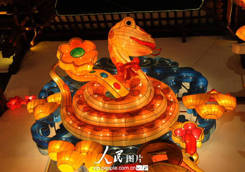 Фестиваль фонарей в год Змеи в шанхайском парке Юйюань (7)