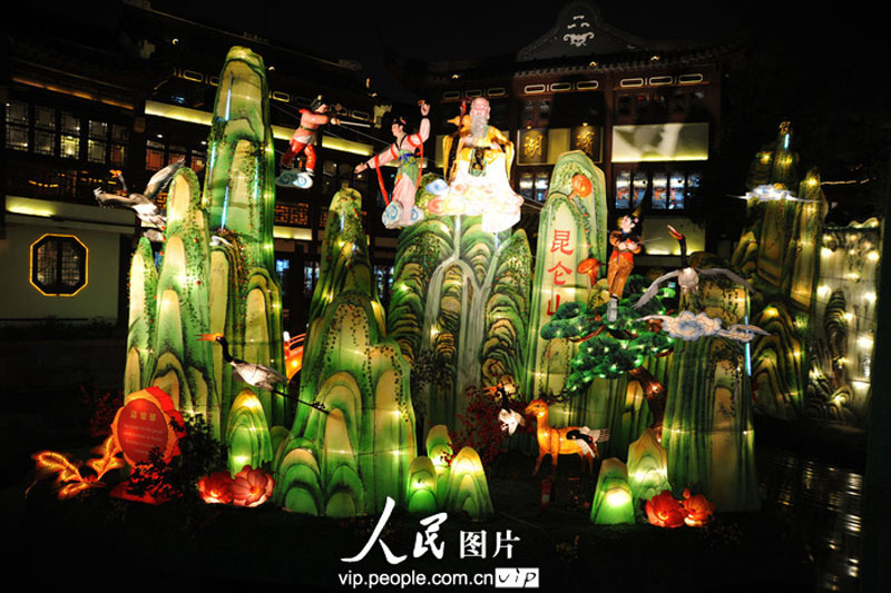 Фестиваль фонарей в год Змеи в шанхайском парке Юйюань (5)